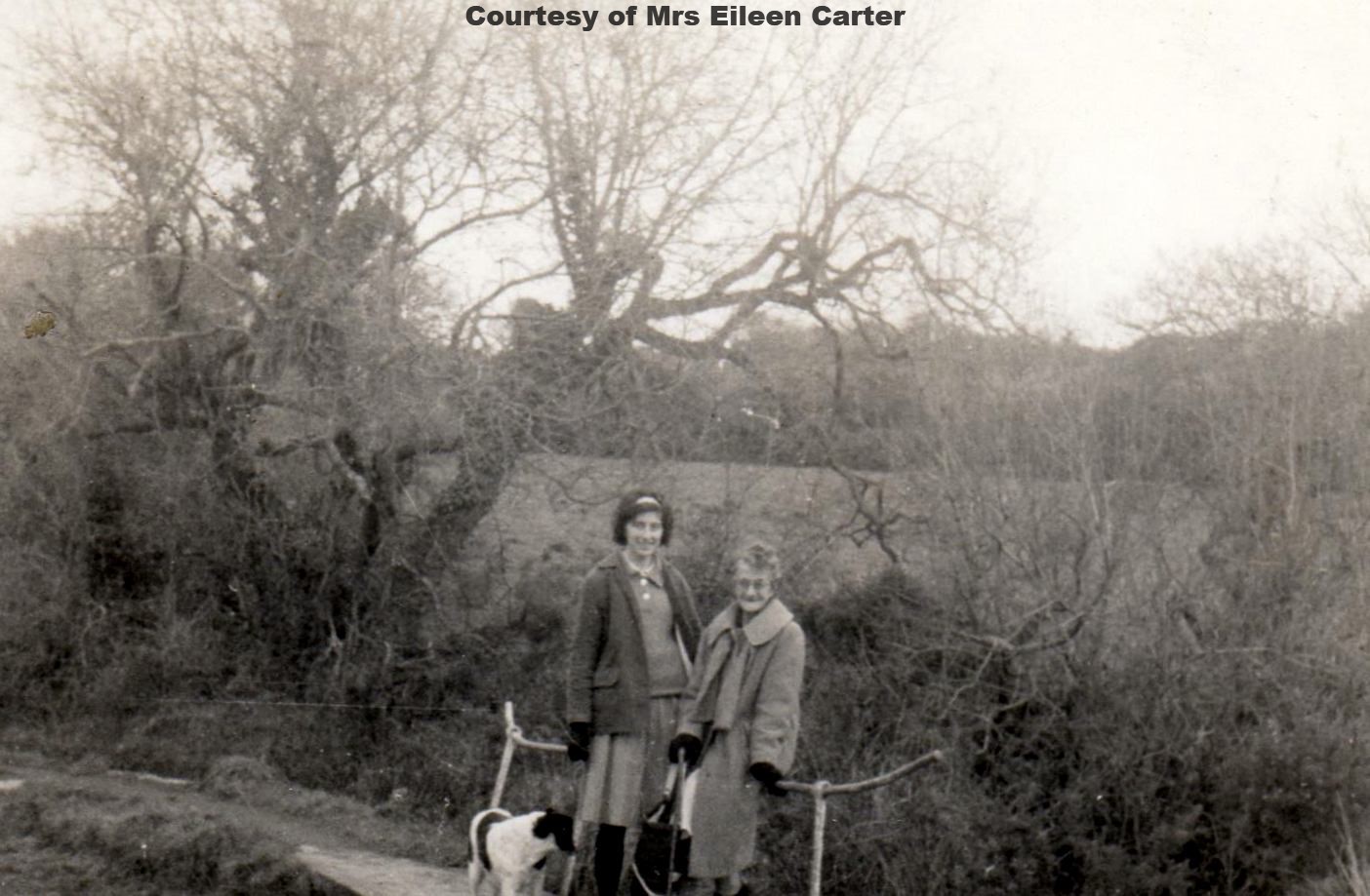 Eileen Carter with her mum at Tomascotty 1953
